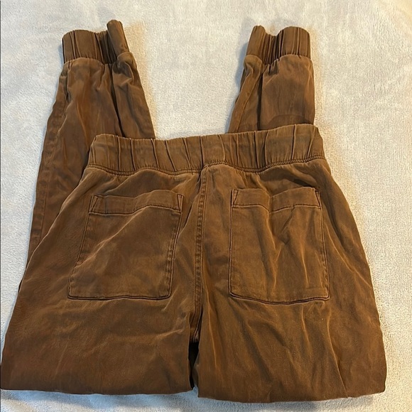 Bella Dahl Brown Pocket Jogger Pants with Elastic Waistband - Picture 9 of 11
